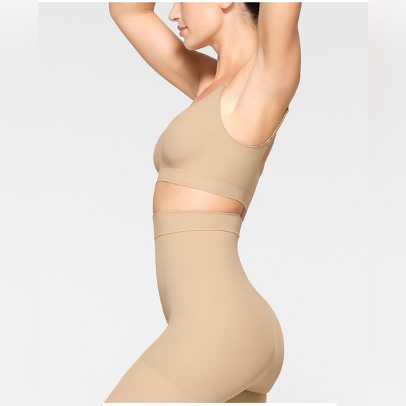 NWT SKIMS EVERYDAY SCULPT HIGH-WAISTED MID THIGH SHORT CLAY - Picture 1 of 9